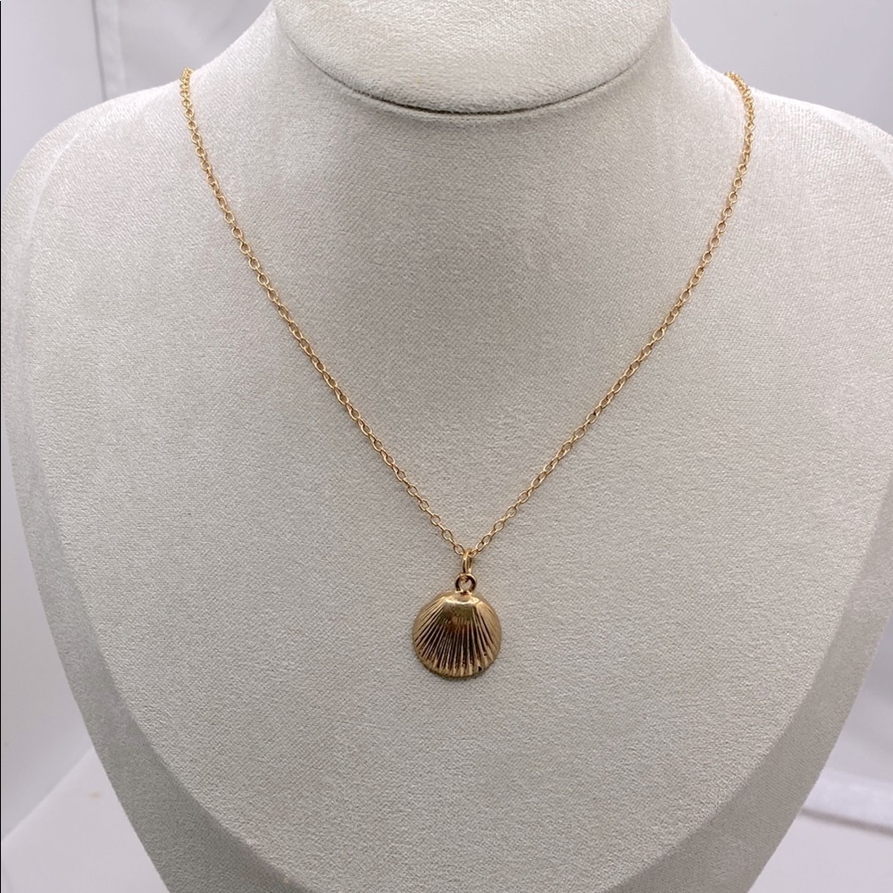 18k gold plated clam shell pendant necklace